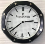 Audemars piguet wanduhr über dem Kamin gelbgold Audemars piguet wanduhr über dem Kamin gelbgold